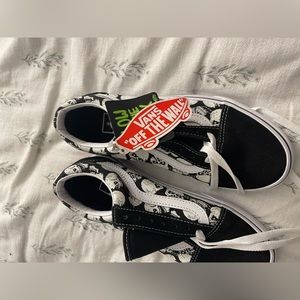 Brand new, never worn VANS , skull details on the side , glow in the dark